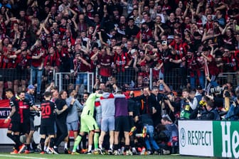 Die Spieler feiern, die Fans jubeln: In Leverkusen stieg am Donnerstagabend die nächste Party.