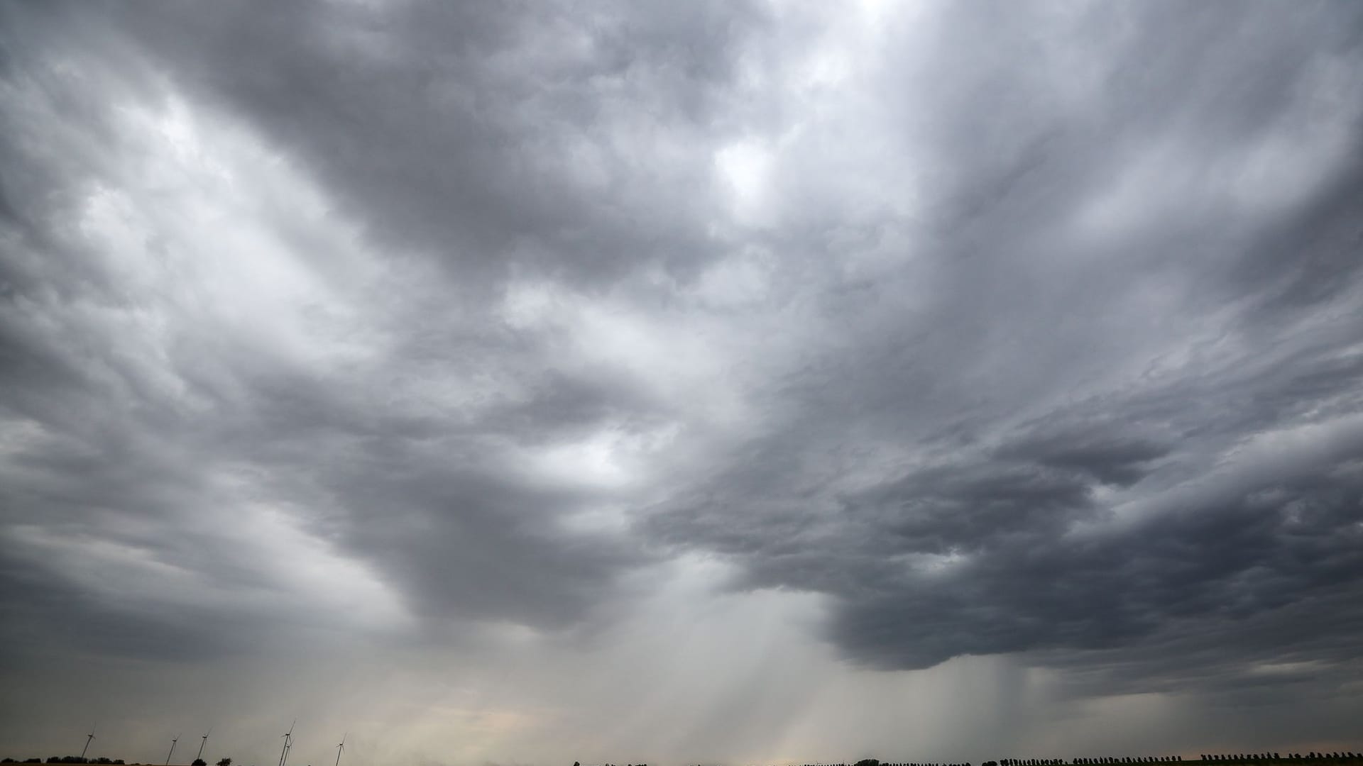 Regenwolken über einem Feld