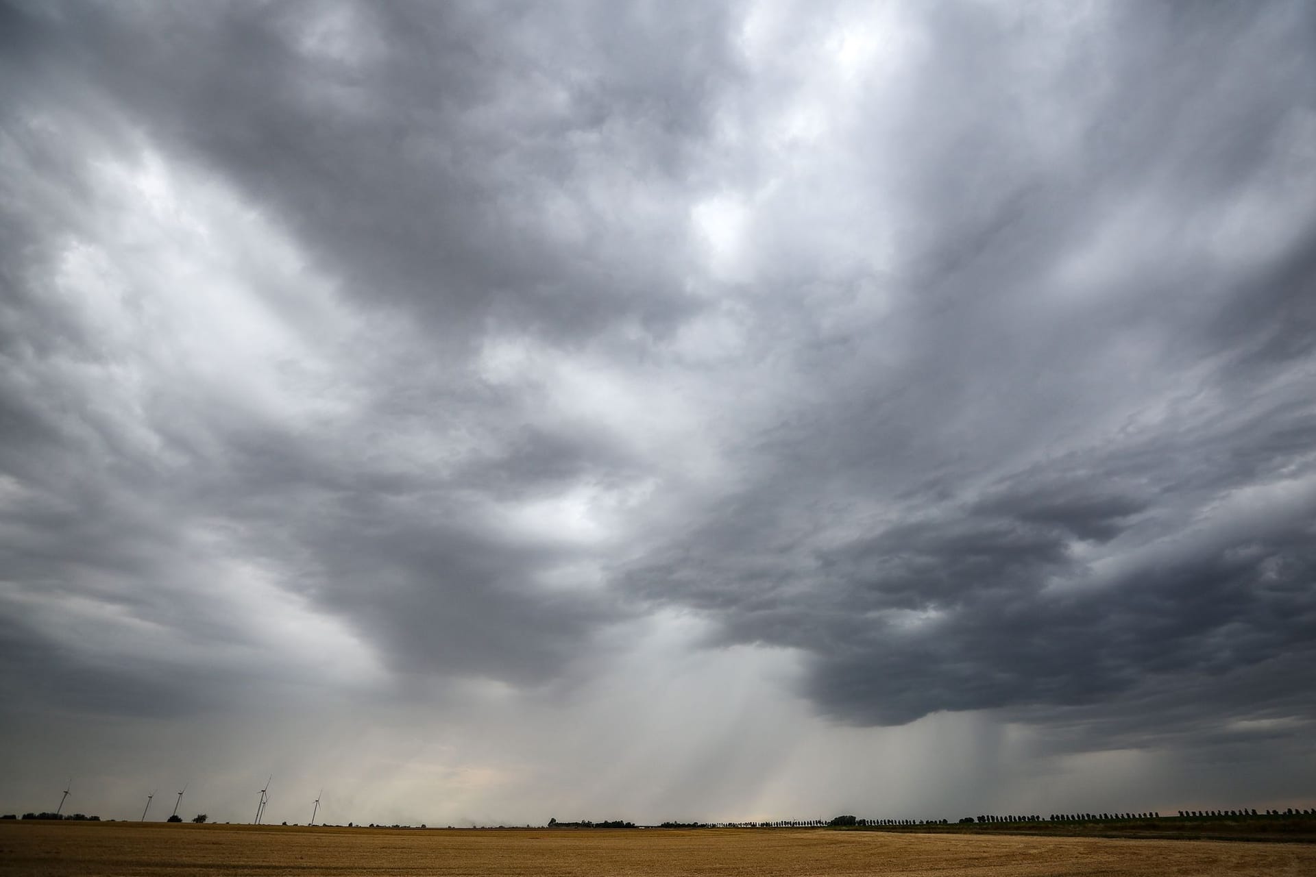 Regenwolken über einem Feld