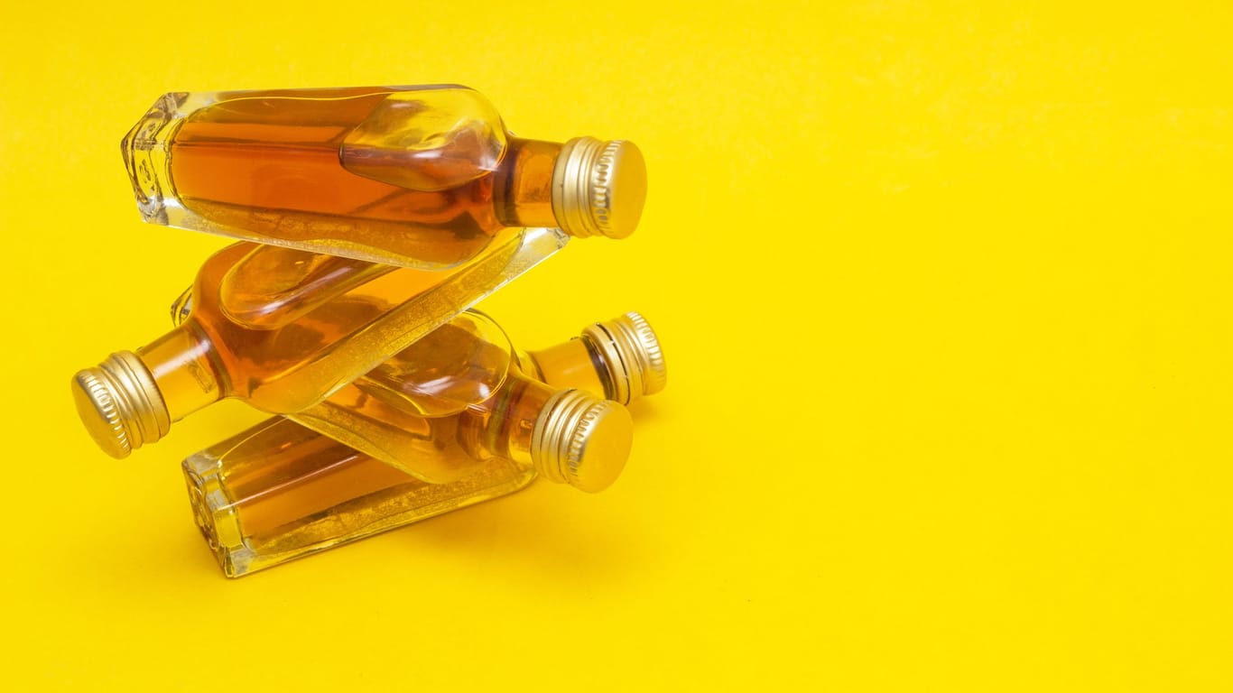 Kleine Flaschen mit Alkohol: Kümmerling, Feigling, Pfläumchen oder andere Schnäpse und Liköre unterliegen einer Tradition.