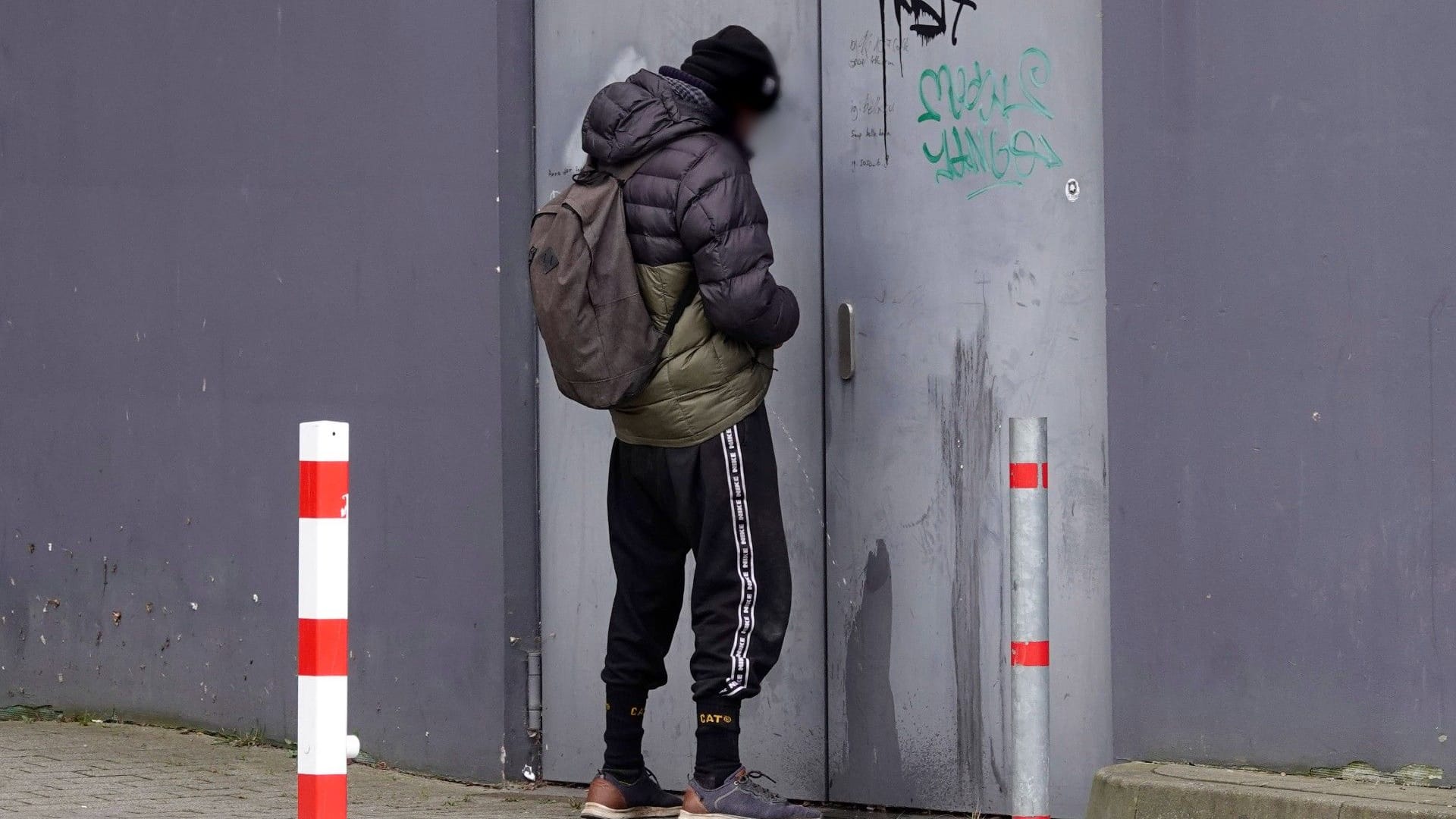 Ein Mann pinkelt an eine Wand (Archivbild): In Berlin entwickelte sich nach solch einer Situation eine Schlägerei.