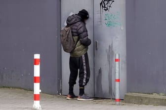 Ein Mann pinkelt an eine Wand (Archivbild): In Berlin entwickelte sich nach solch einer Situation eine Schlägerei.
