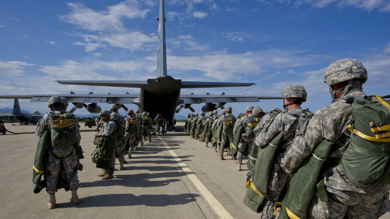 US-Fallschirmjäger (Symbolbild): In Rumänien findet derzeit eine Nato-Übung mit rund 1.500 aus mehreren Nato-Staaten Fallschirmjägern statt.