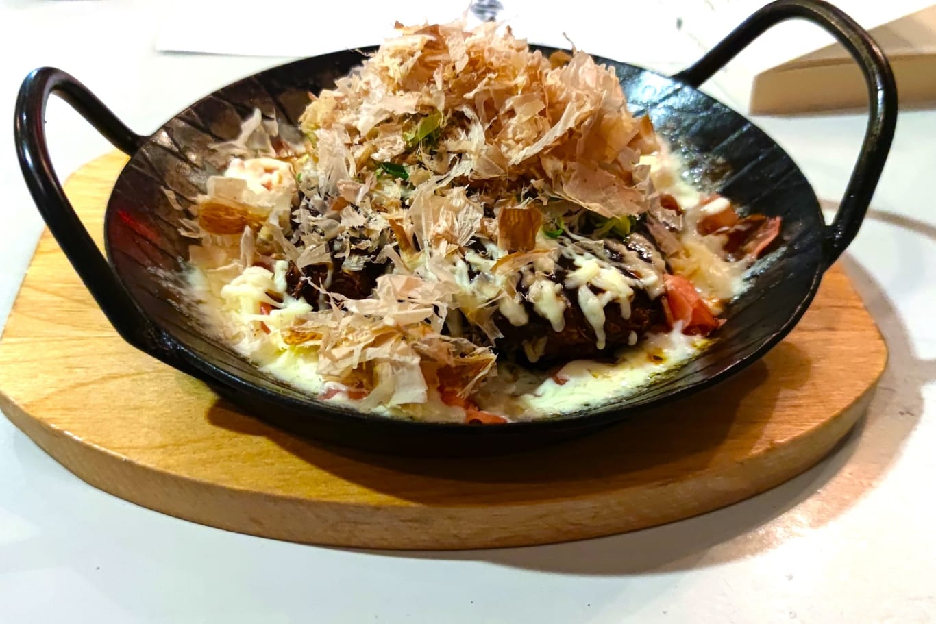 Okonomiyaki, ein herzhafter Pfannkuchen: Probieren kann man die japanische Spezialität in der Villa Kalka in Köln-Kalk.