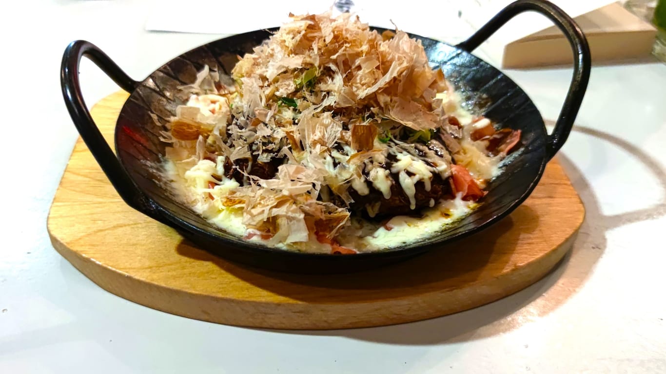 Okonomiyaki, ein herzhafter Pfannkuchen: Probieren kann man die japanische Spezialität in der Villa Kalka in Köln-Kalk.