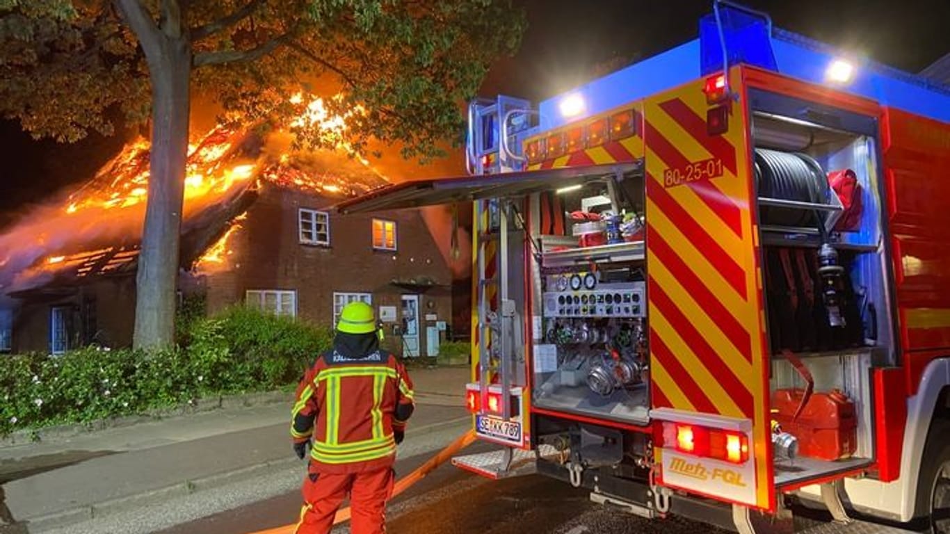 Dachstuhlbrand eines Reetdachhauses in Kaltenkirchen.