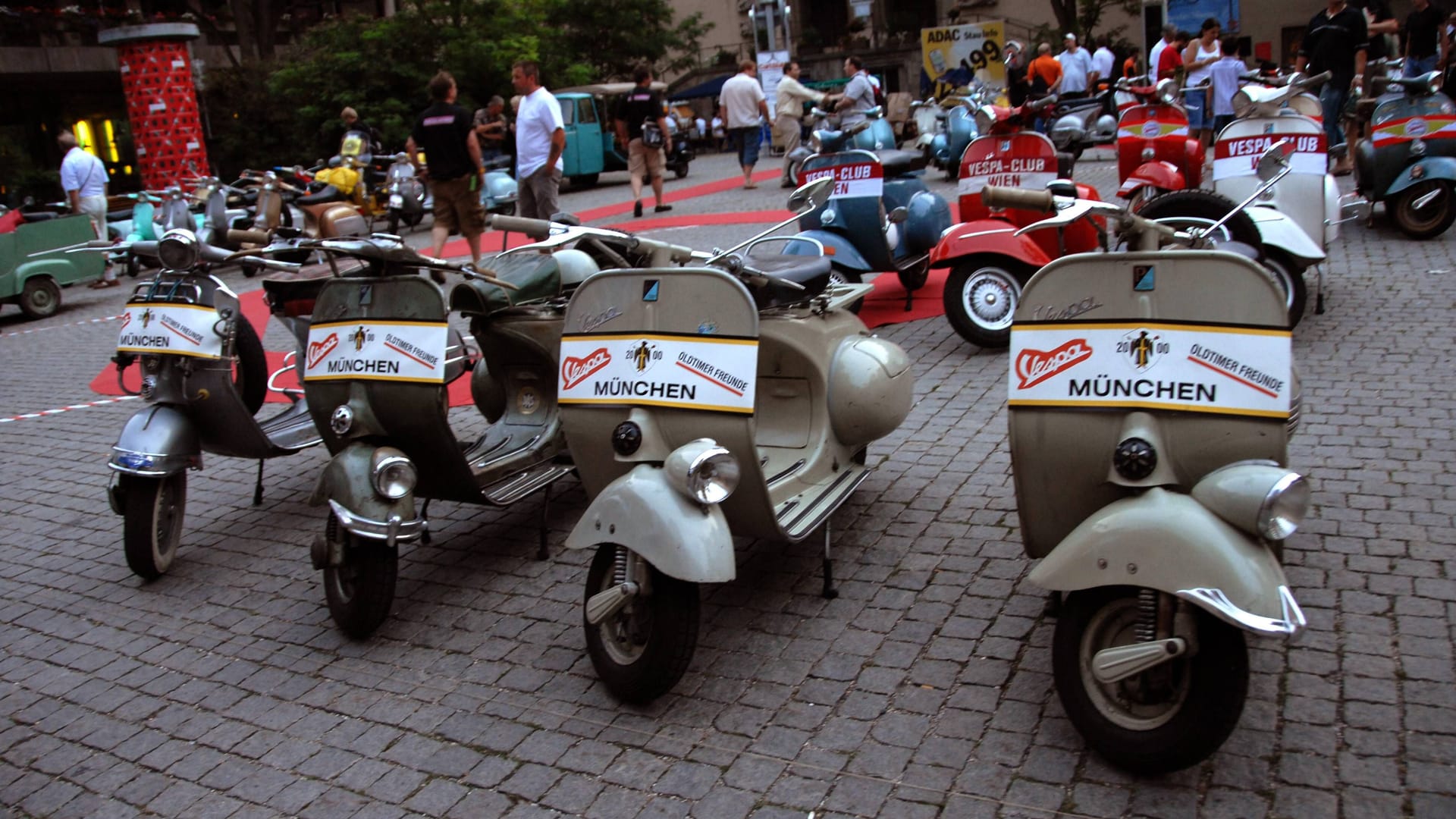 Vespas stehen aufgereiht beim Welt-Oldtimer-Treffen 2006 in München (Archivbild): In diesem Jahr findet die Veranstaltung zum insgesamt fünften Mal statt.