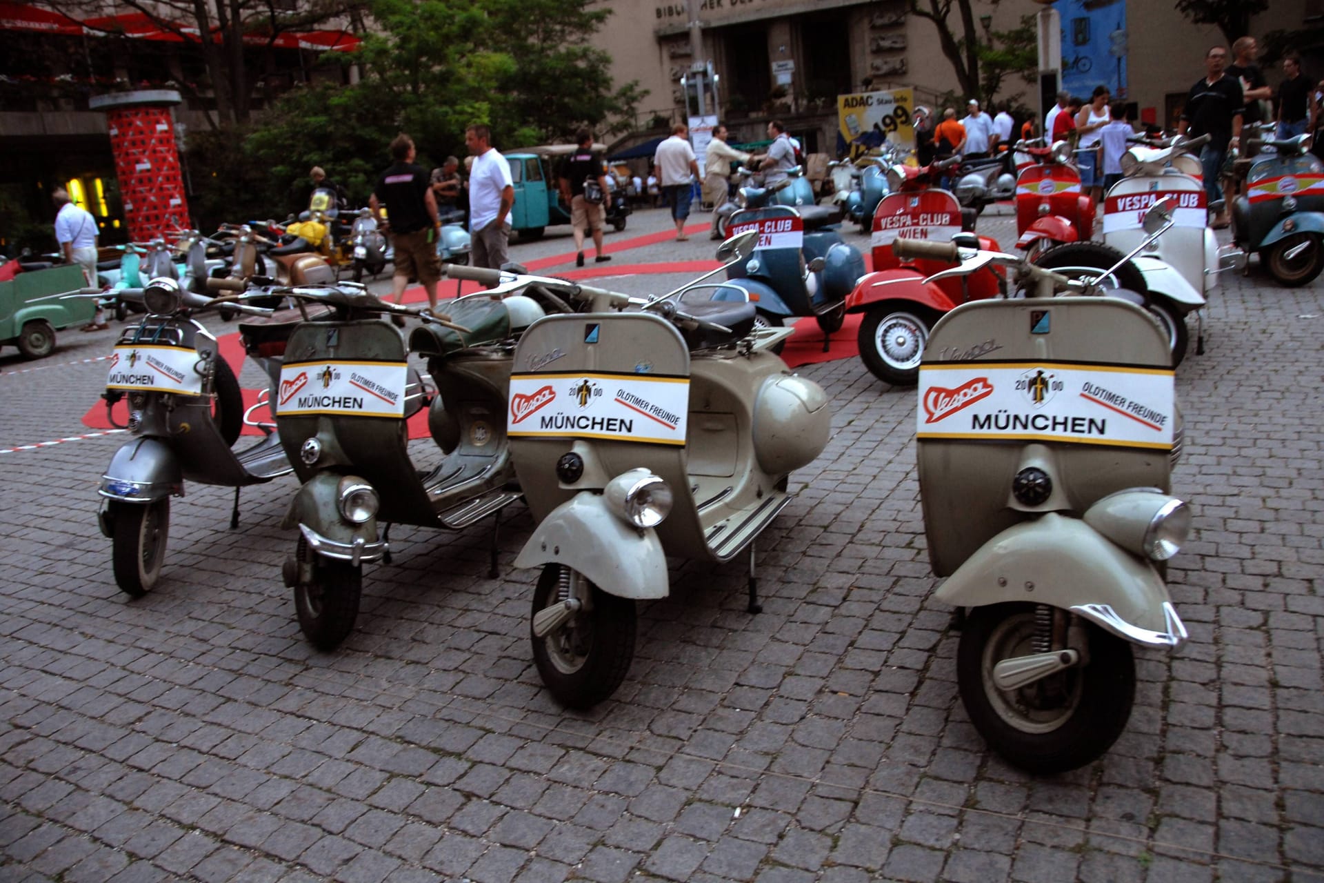 Vespas stehen aufgereiht beim Welt-Oldtimer-Treffen 2006 in München (Archivbild): In diesem Jahr findet die Veranstaltung zum insgesamt fünften Mal statt.