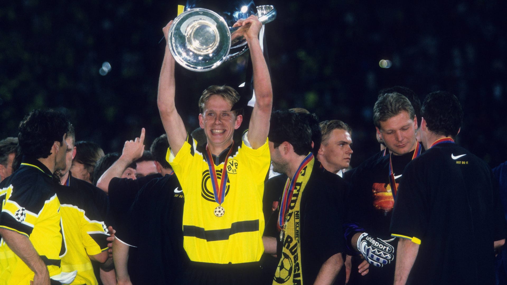 Jörg Heinrich mit dem Henkelpott: 1997 gewann der Linksverteidiger mit dem BVB die Champions League.