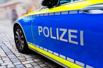 Polizeiauto (Archivbild): In Trier wird in einem Großeinsatz nach eine jungen Frau gesucht.