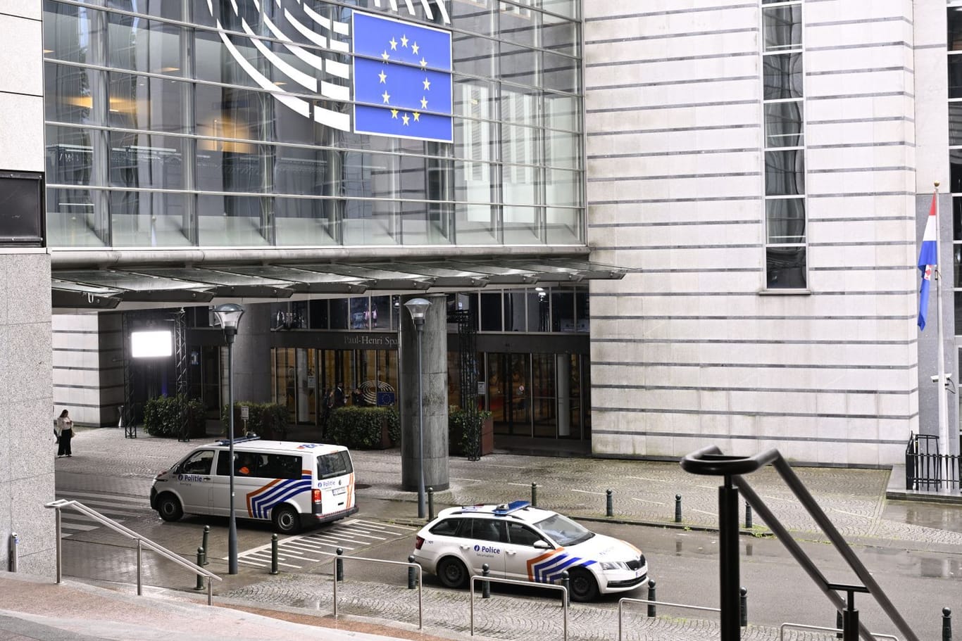 Polizeiautos vor dem Europäischen Parlament: Die Büros eines Mitarbeiters wurden durchsucht.
