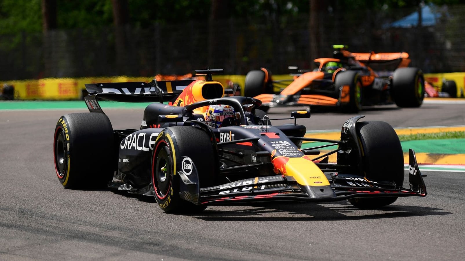 Unter Druck: Max Verstappen vor Lando Norris auf der Strecke in Imola.