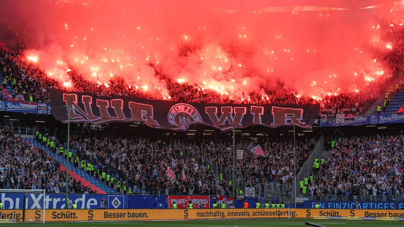 St. Pauli-Fans zünden Pyrotechnik im Gästeblock: Beide Fanlager hatten reichlich Material zum Abbrennen mitgebracht.
