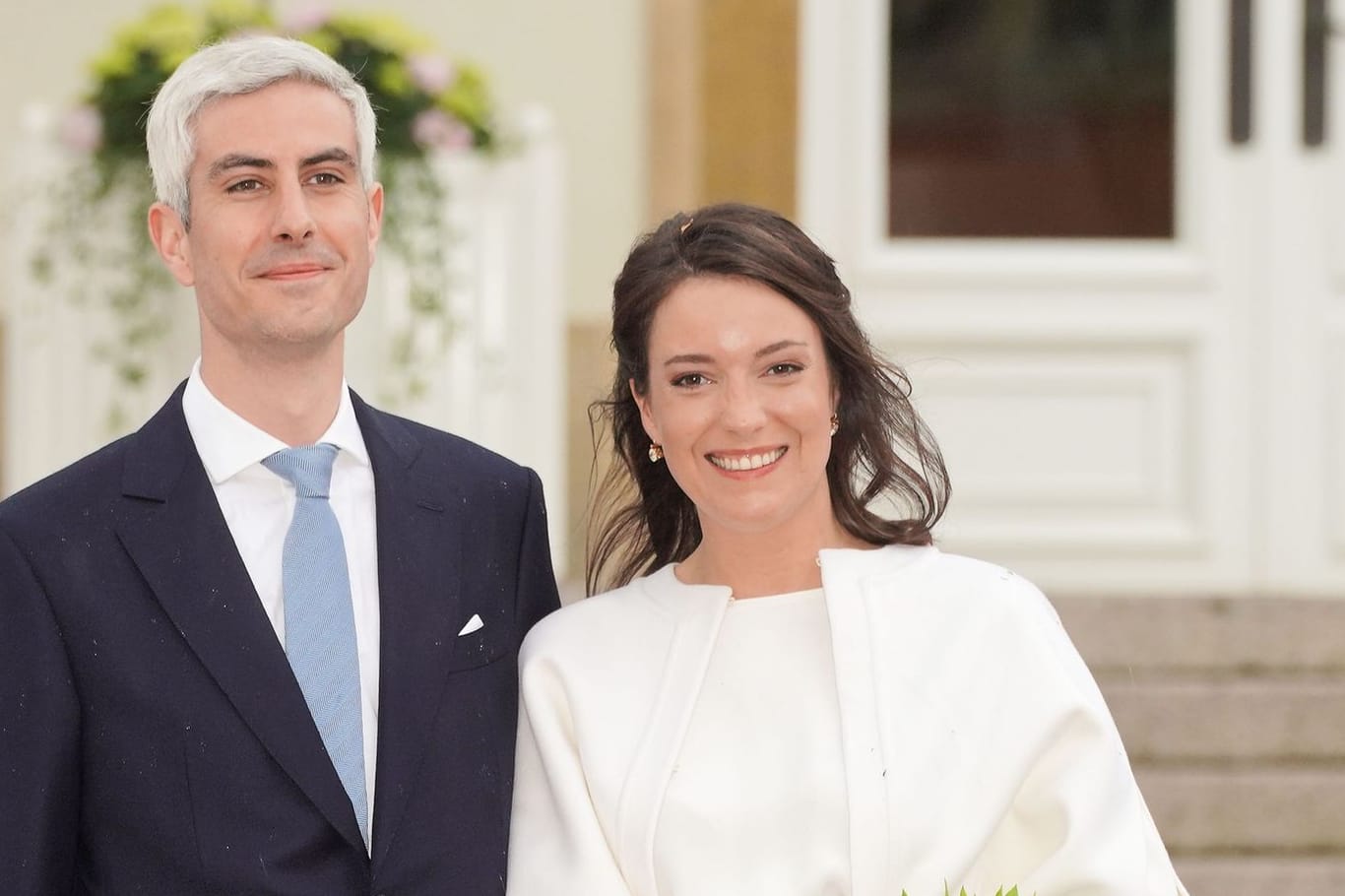 Nicolas Bagory und Alexandra von Luxemburg posieren nach ihrer standesamtlichen Hochzeit im April 2023 vor dem Rathaus Luxemburg.