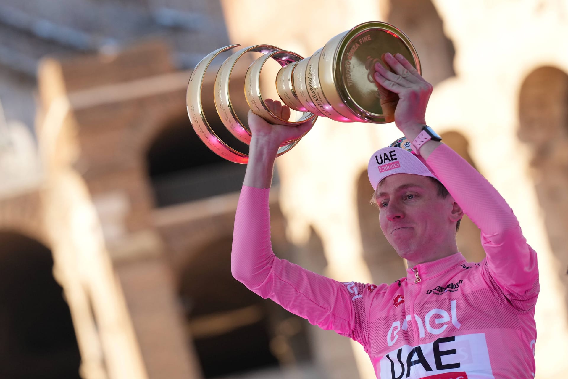 Tadej Pogačar mit der Trophäe: Der Giro d'Italia wurde für ihn zu einer Machtdemonstration.