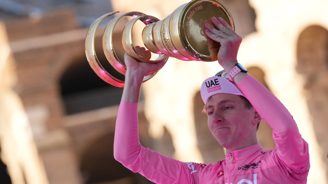 Tadej Pogačar mit der Trophäe: Der Giro d'Italia wurde für ihn zu einer Machtdemonstration.