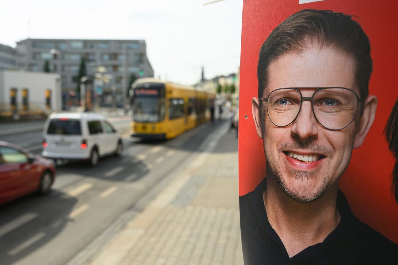 Dresden: Ein Wahlplakat des sächsischen SPD-Spitzenkandidaten zur Europawahl, Matthias Ecke, hängt an der Schandauer Straße im Stadtteil Striesen.
