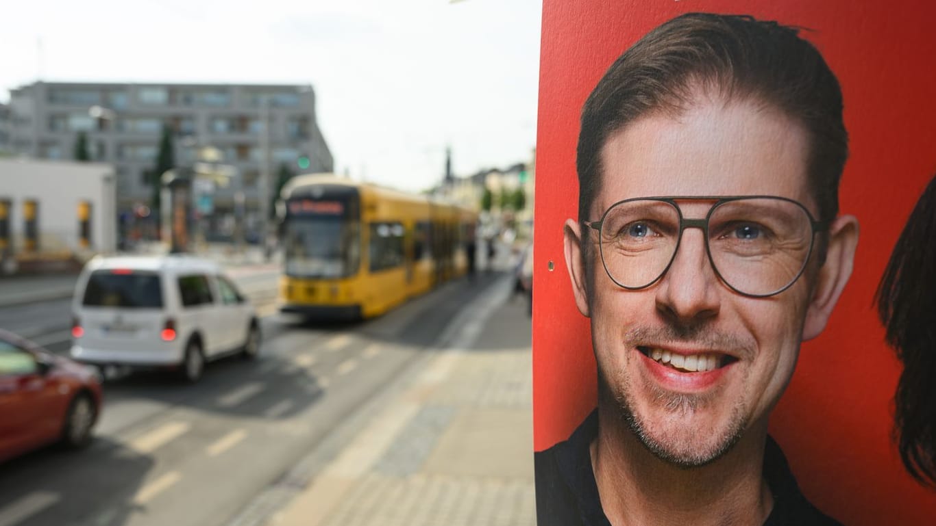 Dresden: Ein Wahlplakat des sächsischen SPD-Spitzenkandidaten zur Europawahl, Matthias Ecke, hängt an der Schandauer Straße im Stadtteil Striesen.