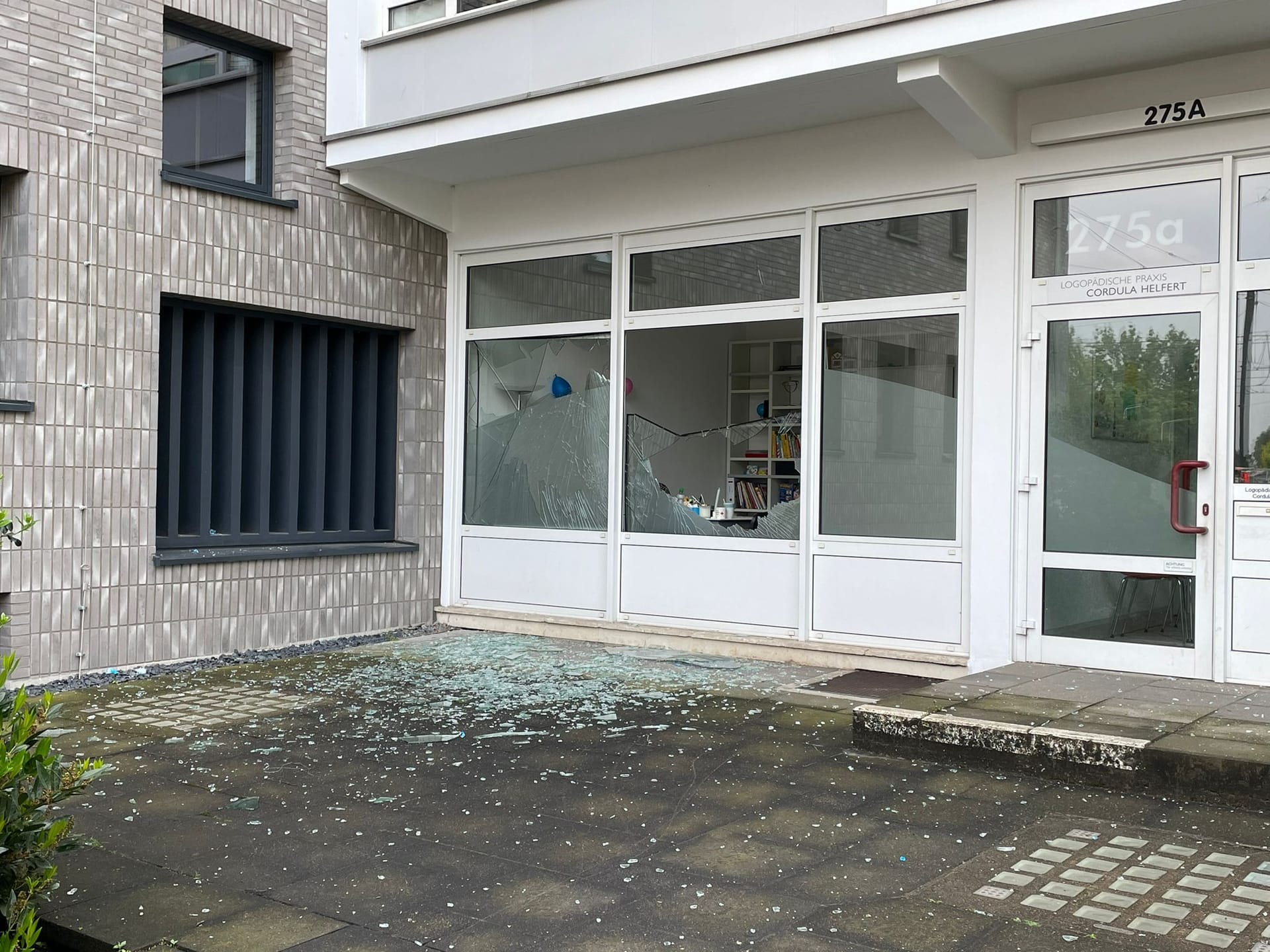 Kaputte Fensterscheiben: Die Explosion hat auch in der Nachbarschaft großen Schaden angerichtet.