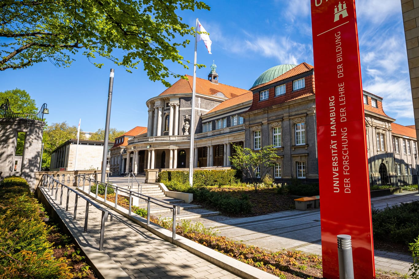 Ein rotes Schild weist auf die Uni Hamburg hin (Archivbild): Der Semesterbeitrag soll 2025 gleich zweimal angehoben werden.