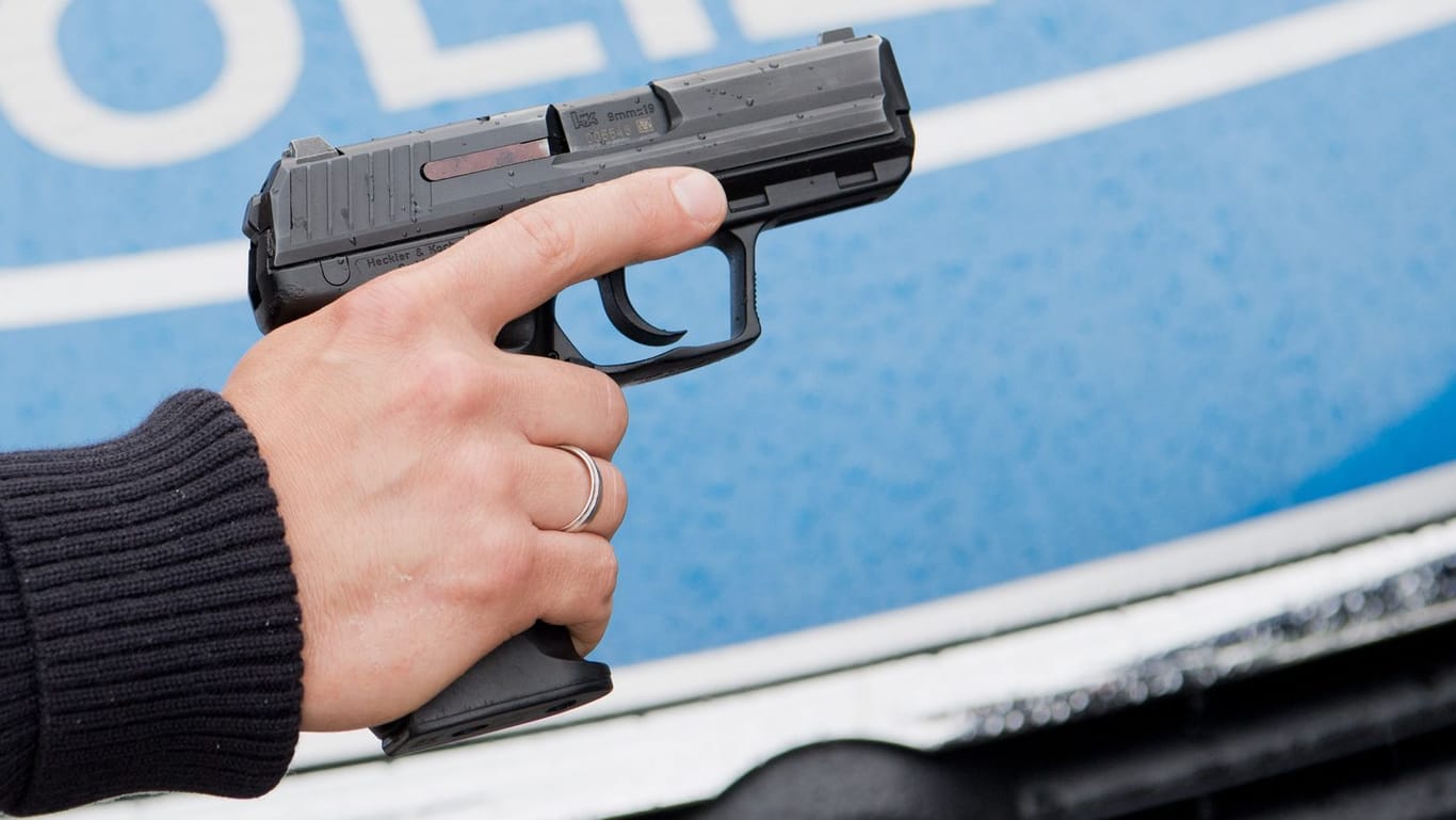 Dienstwaffe eines Polizisten (Symbolbild): Nach Schüssen in Lippe hat das BKA seinen Bericht veröffentlicht.