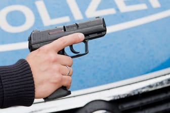 Dienstwaffe eines Polizisten (Symbolbild): Nach Schüssen in Lippe hat das BKA seinen Bericht veröffentlicht.