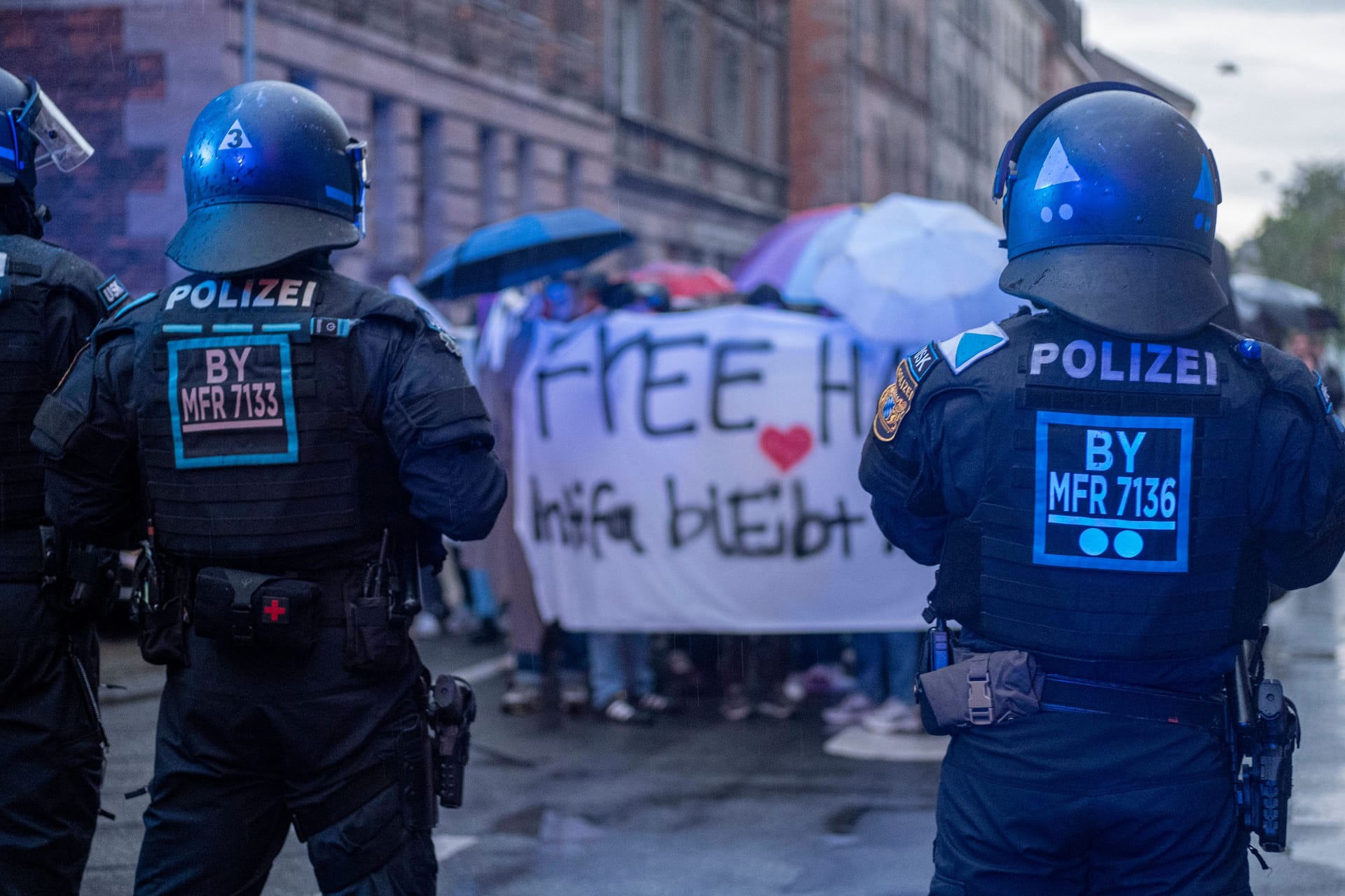 Demonstranten stehen in Gostenhof der Polizei gegenüber: Die festgenommene Hanna S. sitzt in Untersuchungshaft.