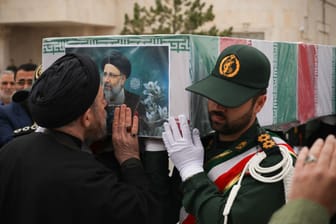 Trauerfeier für Irans Präsident und Außenminister