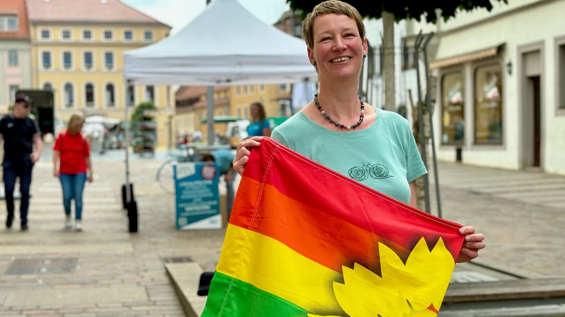 Claudia Kurzweg mit Regenbogenflagge.