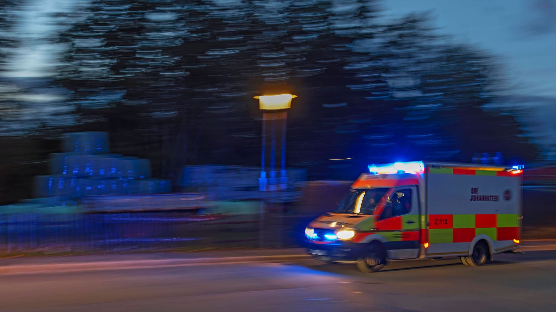 Krankenwagen im nächtlichen Einsatz in Bayern (Archivfoto).