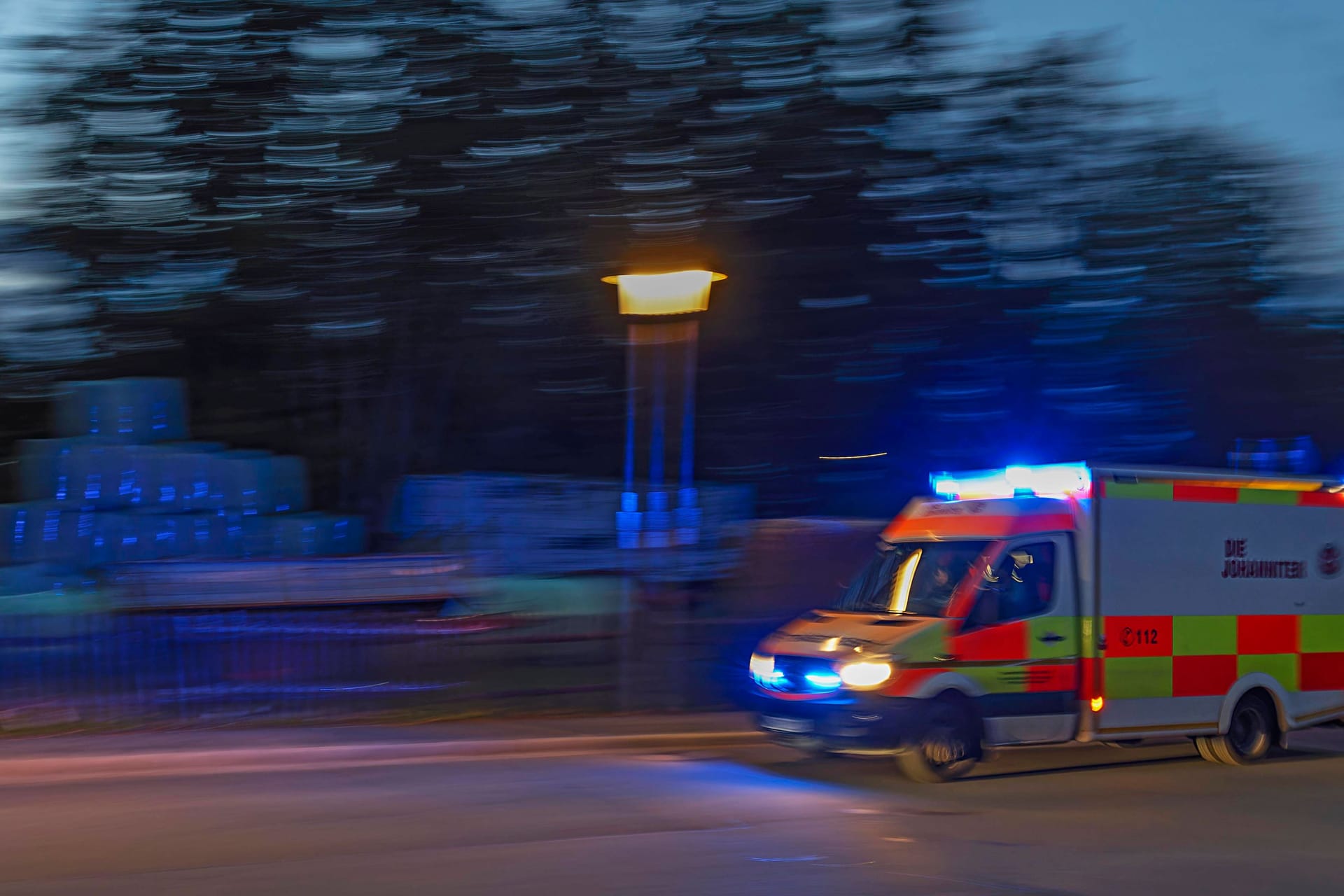 Krankenwagen im nächtlichen Einsatz in Bayern (Archivfoto).