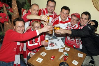 Fans des 1. FC Köln (Archivbild): Nach dem Sieg gegen Union Berlin kämpft der 1. FC Köln weiter gegen den Abstieg in die zweite Bundesliga.