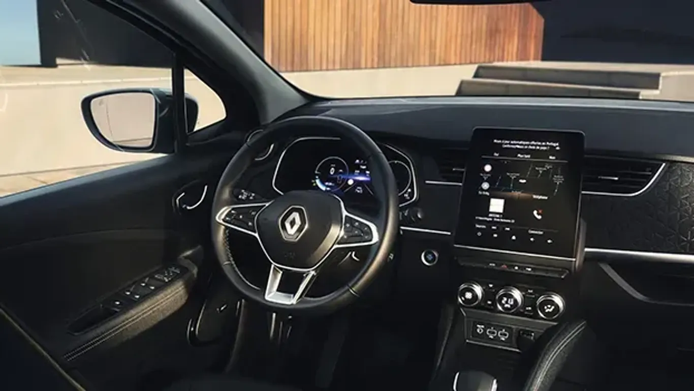 Im Innenraum bietet der Renault Zoe ein praktisches Infotainment-System, das Apple CarPlay & Android Auto unterstützt.