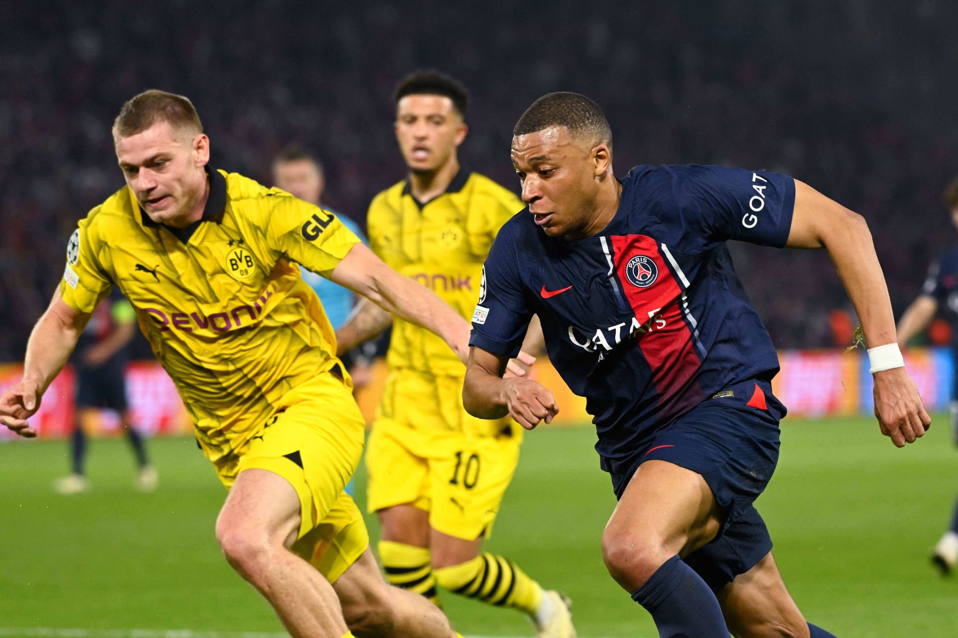 Julian Ryerson: Der Rechtsverteidiger im BVB-Dress hatte es immer wieder mit Paris' Mbappé zu tun. Von Beginn an zeigte er sich hellwach (8. Minute und 47.), wusste den Franzosen zu stoppen wie in der 10. Minute und schaltete sich auch offensiv mit ein (25.). Zeigte sich kämpferisch, wackelte in der zweiten Hälfte mehrmals. Note: 2