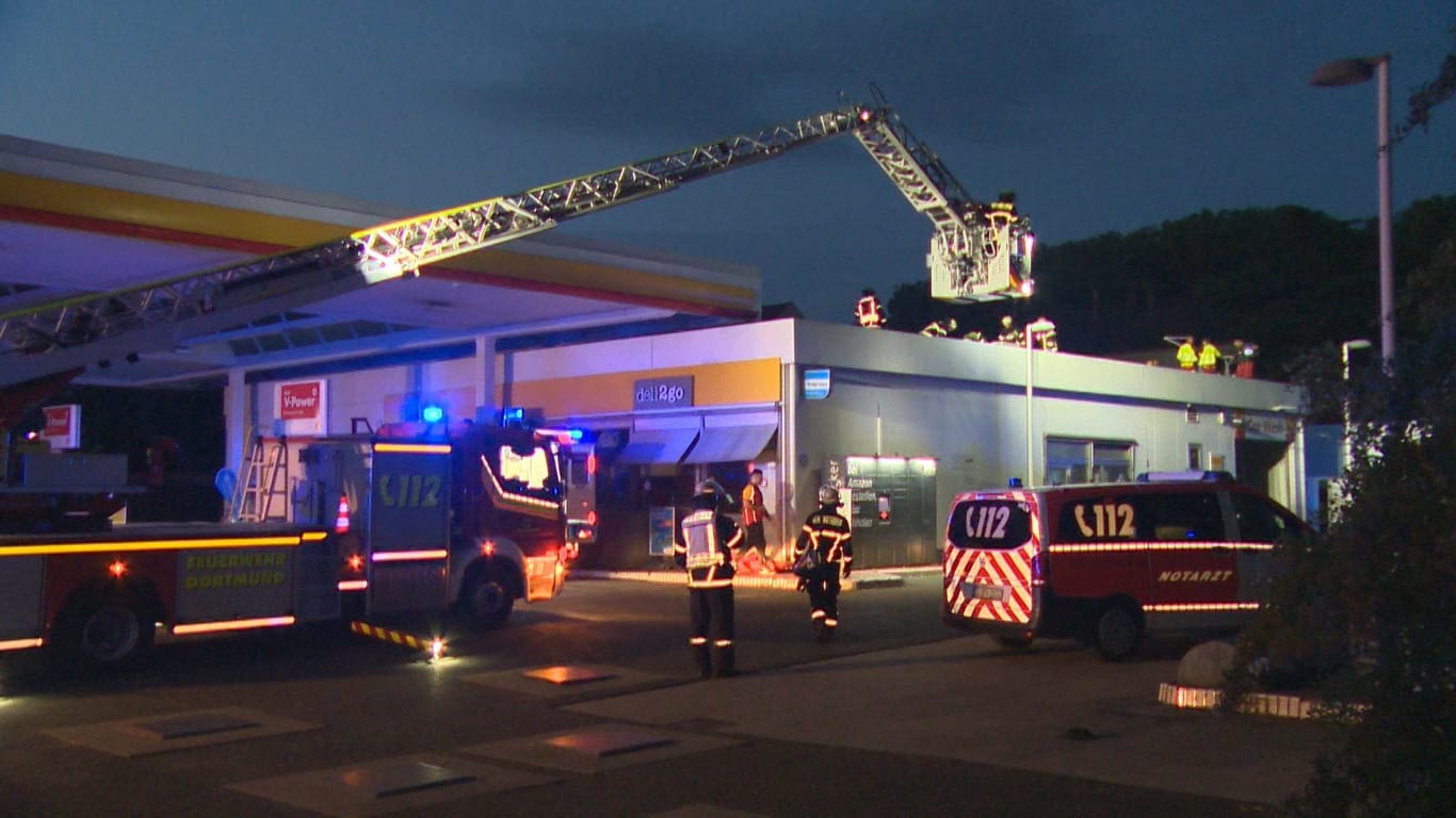 Rettungseinsatz an einer Dortmunder Tankstelle: Der Techniker wurde schwer verletzt in ein Krankenhaus gebracht.