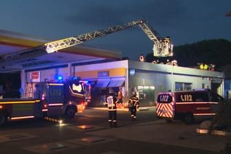 Rettungseinsatz an einer Dortmunder Tankstelle: Der Techniker wurde schwer verletzt in ein Krankenhaus gebracht.