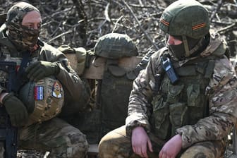 Russische Soldaten in einer Kampfpause (Symbolbild): Die Mütter und Frauen von Angehören des 1009. Regiments erheben schwere Vorwürfe gegen die Kommandoführung.
