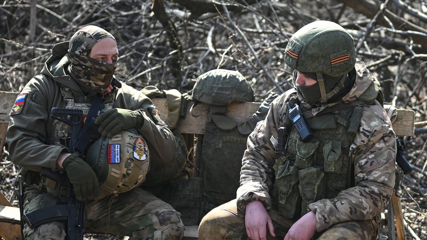 Russische Soldaten in einer Kampfpause (Symbolbild): In einer Kaserne soll es mehrere Tote nach einer Schießerei gegeben haben.
