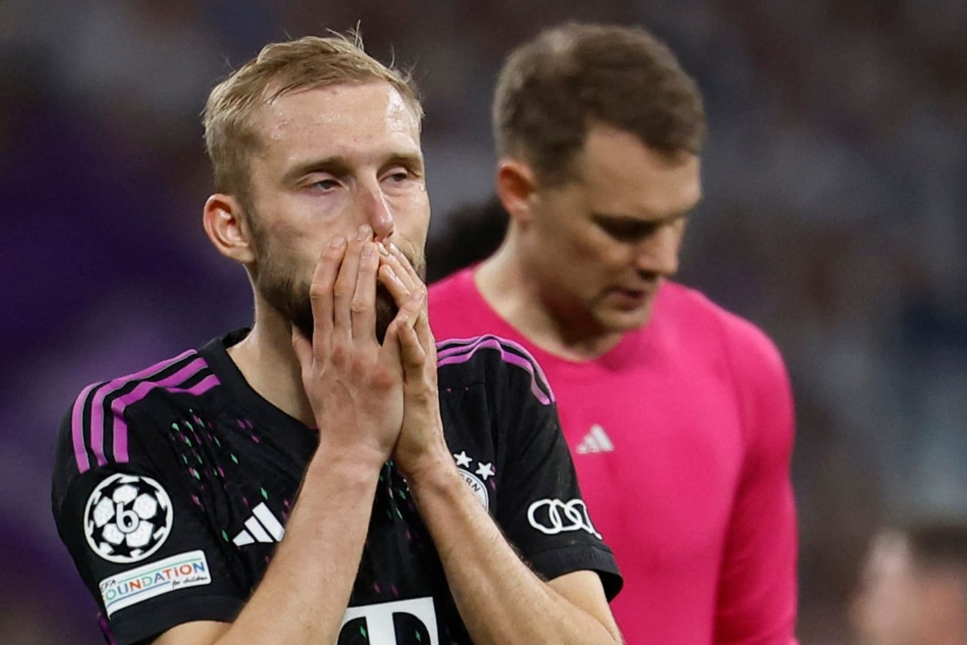 Konrad Laimer (vorne) und Manuel Neuer enttäuscht: Gegen Real Madrid setzte es für den FC Bayern eine dramatische Niederlage.