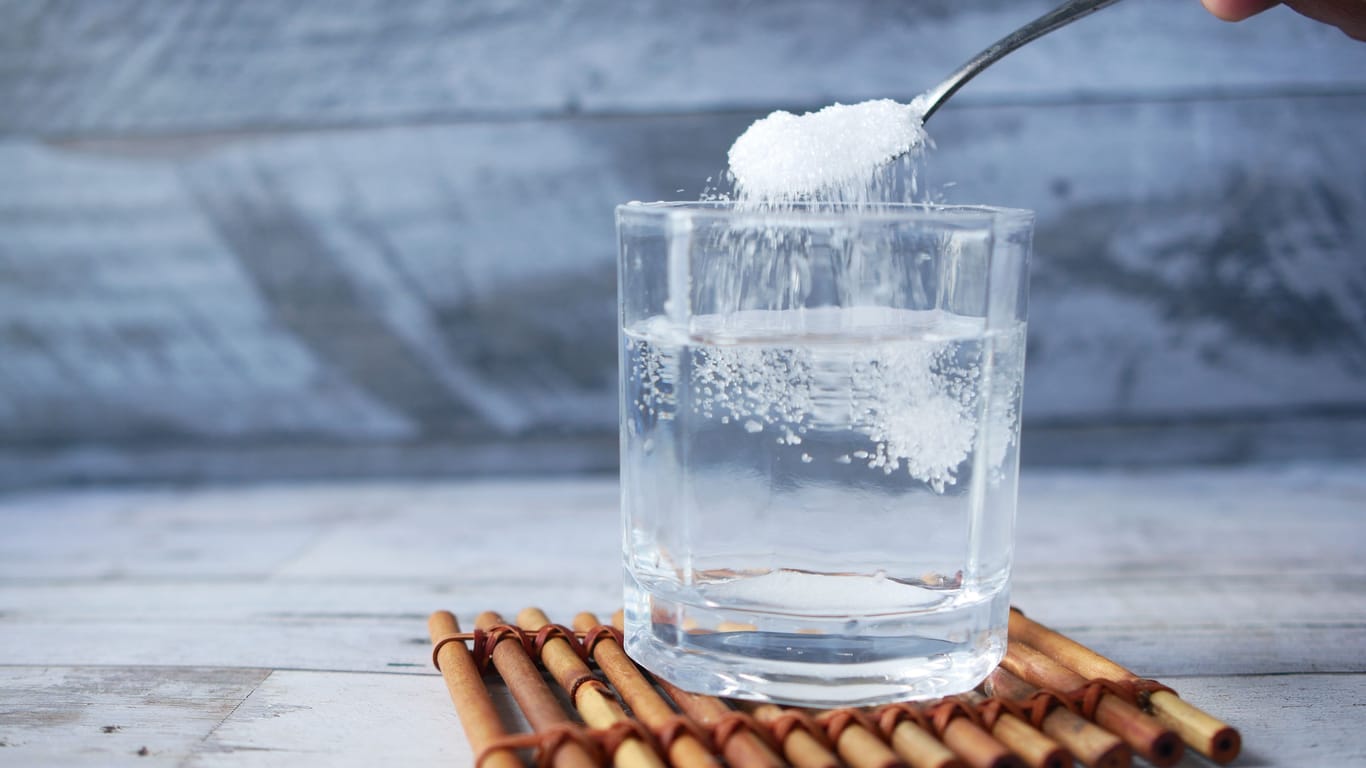 Elektrolytlösung selbst anrühren: Salz und Zucker liefern wichtige Nährstoffe.