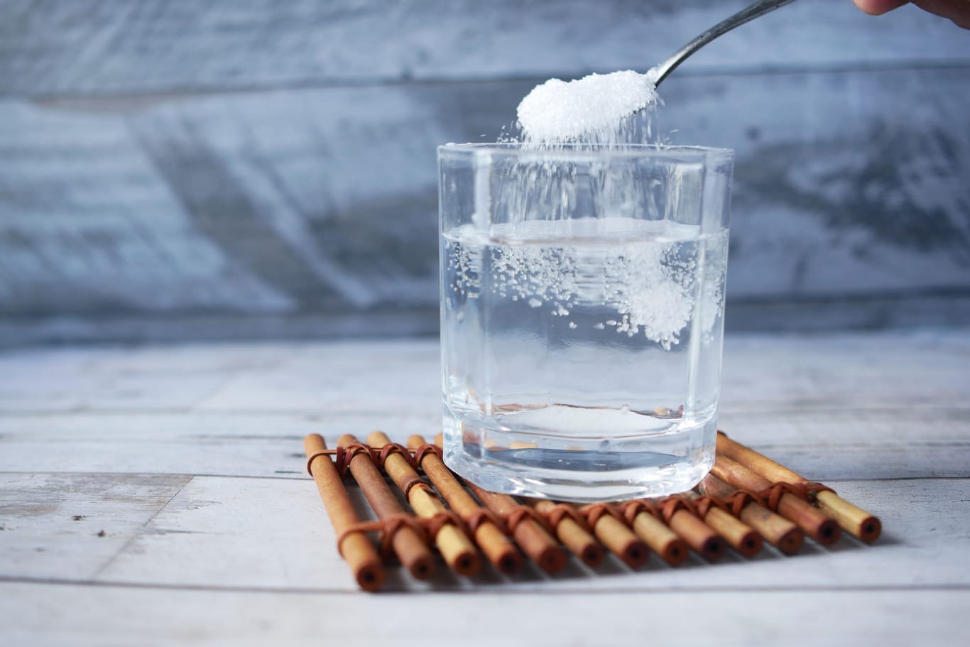 Elektrolytlösung selbst anrühren: Salz und Zucker liefern wichtige Nährstoffe.