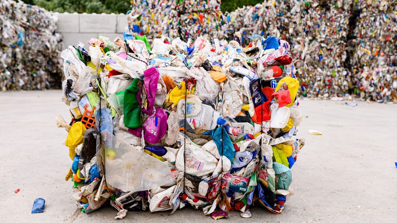 Plastikmüll (Symbolbild): Laut dem Nabu brauche es mehr Recyling und öffentlichen Nahverkehr, um die Umwelt zu schonen.