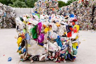Plastikmüll (Symbolbild): Laut dem Nabu brauche es mehr Recyling und öffentlichen Nahverkehr, um die Umwelt zu schonen.
