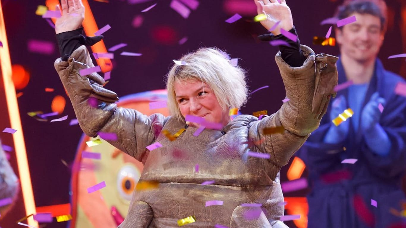 Die Komikerin Mirja Boes steht als Figur "Der Floh" im Finale der ProSieben-Show "The Masked Singer" auf der Bühne.