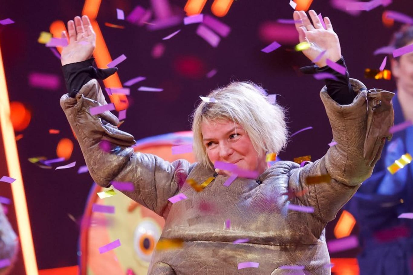 Die Komikerin Mirja Boes steht als Figur "Der Floh" im Finale der ProSieben-Show "The Masked Singer" auf der Bühne.