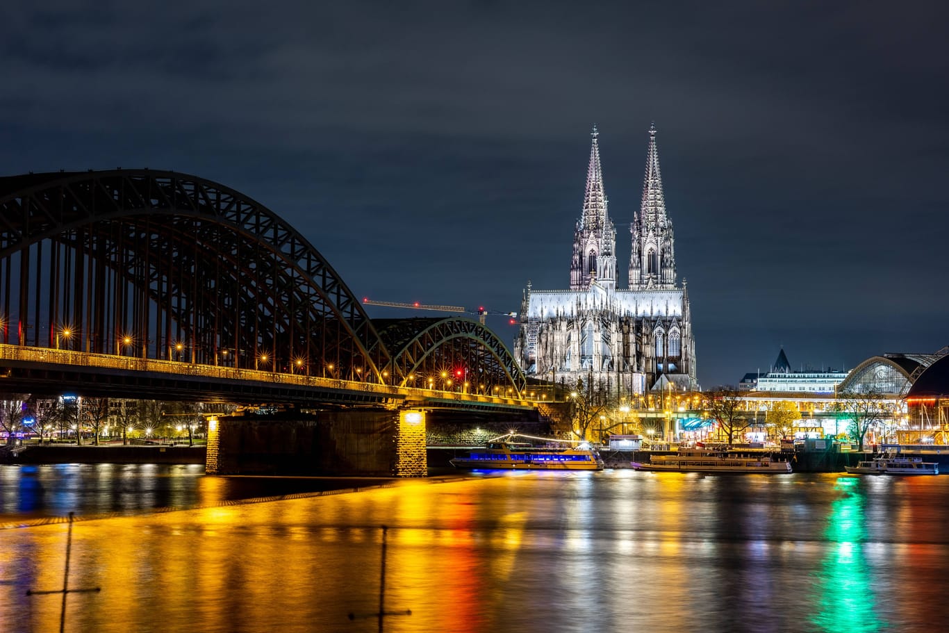 In Köln sollen 130 Bauwerke wieder in der Nacht beleuchtet: Der Dom erstrahlt bereits seit Ostern 2023 wieder in der Nacht.