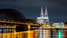 In Köln sollen 130 Bauwerke wieder in der Nacht beleuchtet: Der Dom erstrahlt bereits seit Ostern 2023 wieder in der Nacht.