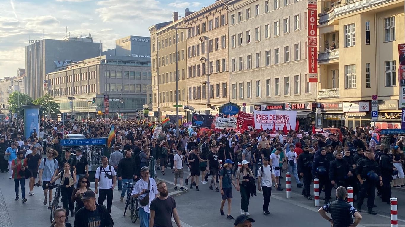 Der Demonstrationszug am Hermannplatz: Bisher verläuft das Geschehen laut eines Reporters friedlich.