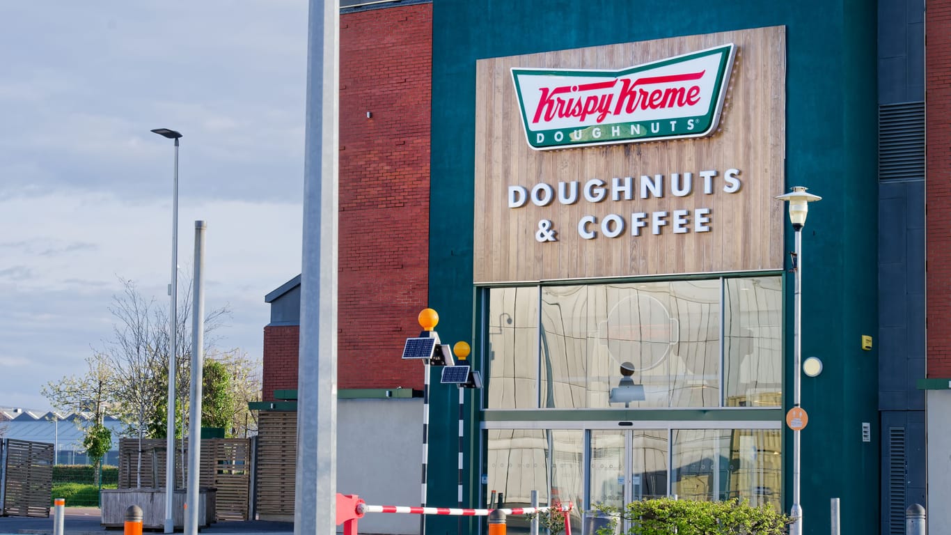 Eine Krispy-Kreme-Filiale in England: Im Laufe des Jahres sollen Filialen der Donut-Kette in Berlin eröffnen.