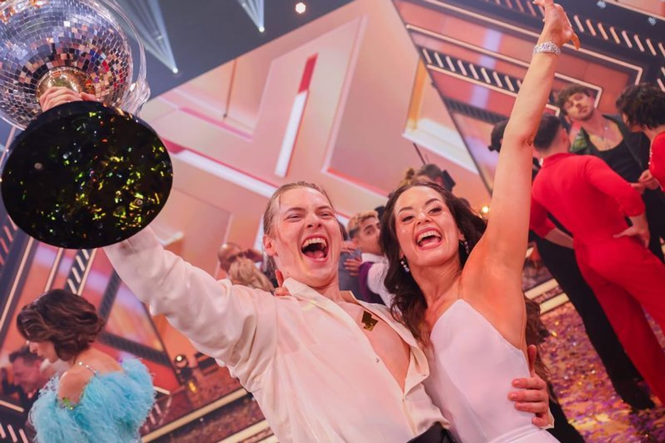 Gabriel Kelly, Sänger und Malika Dzumaev: Das Tanzpaar hat sich in der 17. Staffel den Sieg geholt.